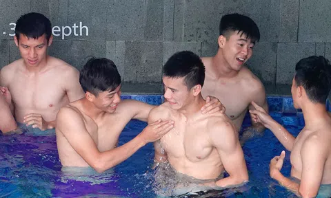 Các cầu thủ U23 Việt Nam “khoe” cơ thể trên bể bơi ASIAD 18